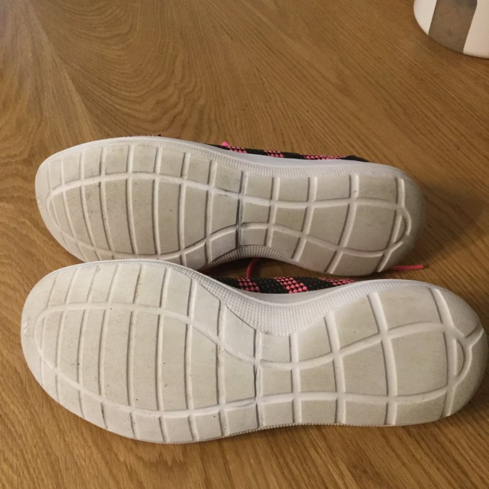 Running Shoes - Picture 7 of 8